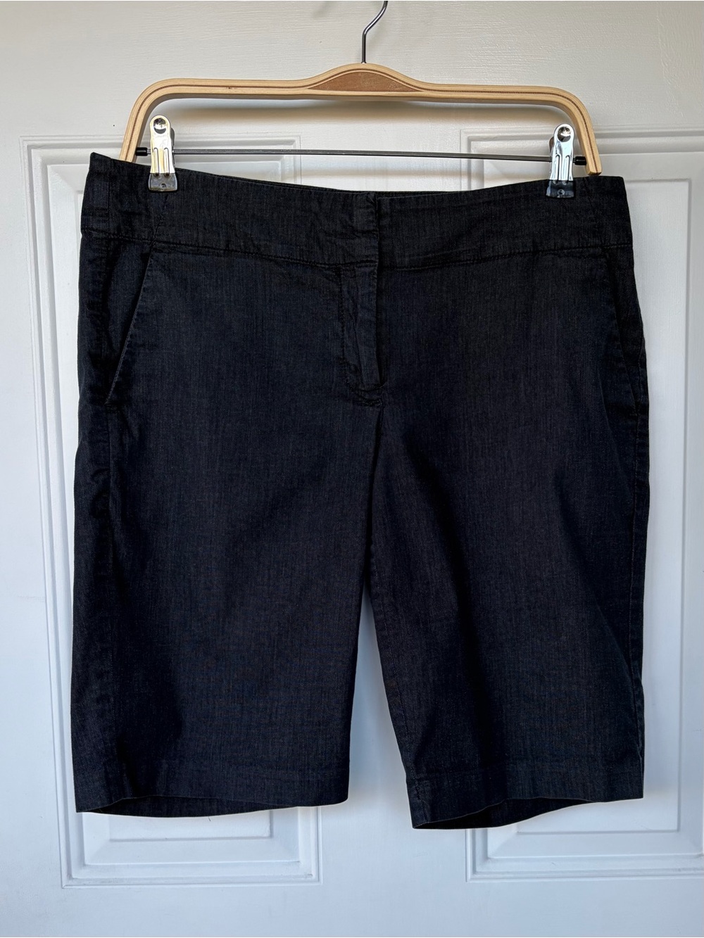 •Ann Taylor• Signature Dark Blue Chambray Bermuda Shorts – Size 6